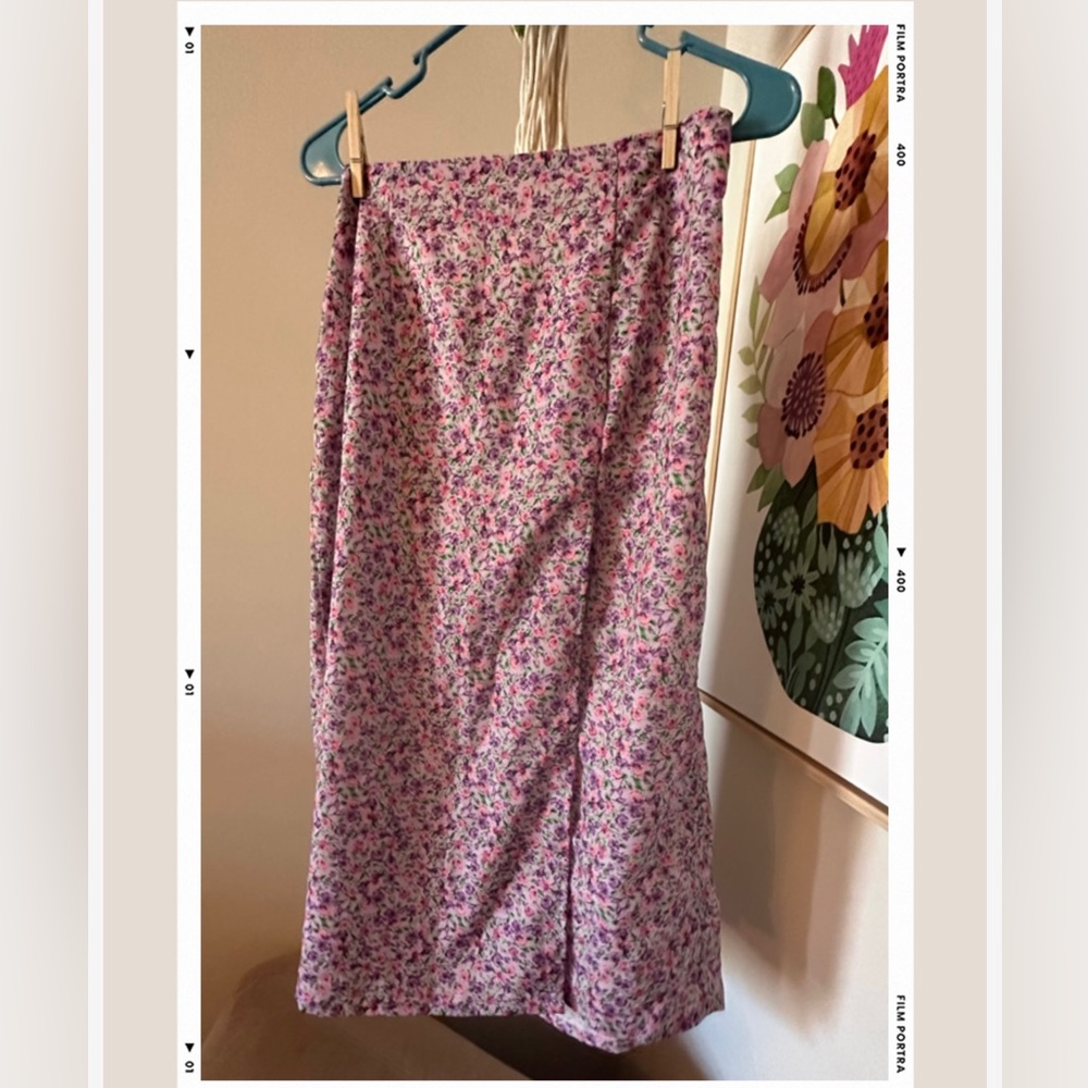 Floral skirt w/ side slit